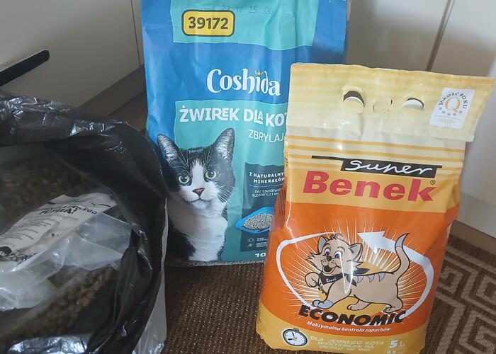 Grajewo ogłoszenia: Żwirek dla kota, opakowanie żółte cale, dwa otwarte.